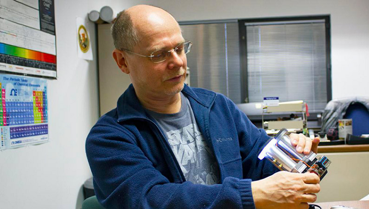 Wolfgang Fink works with a patented opto-mechanical ocular sensor reader system, which he devised and prototyped.